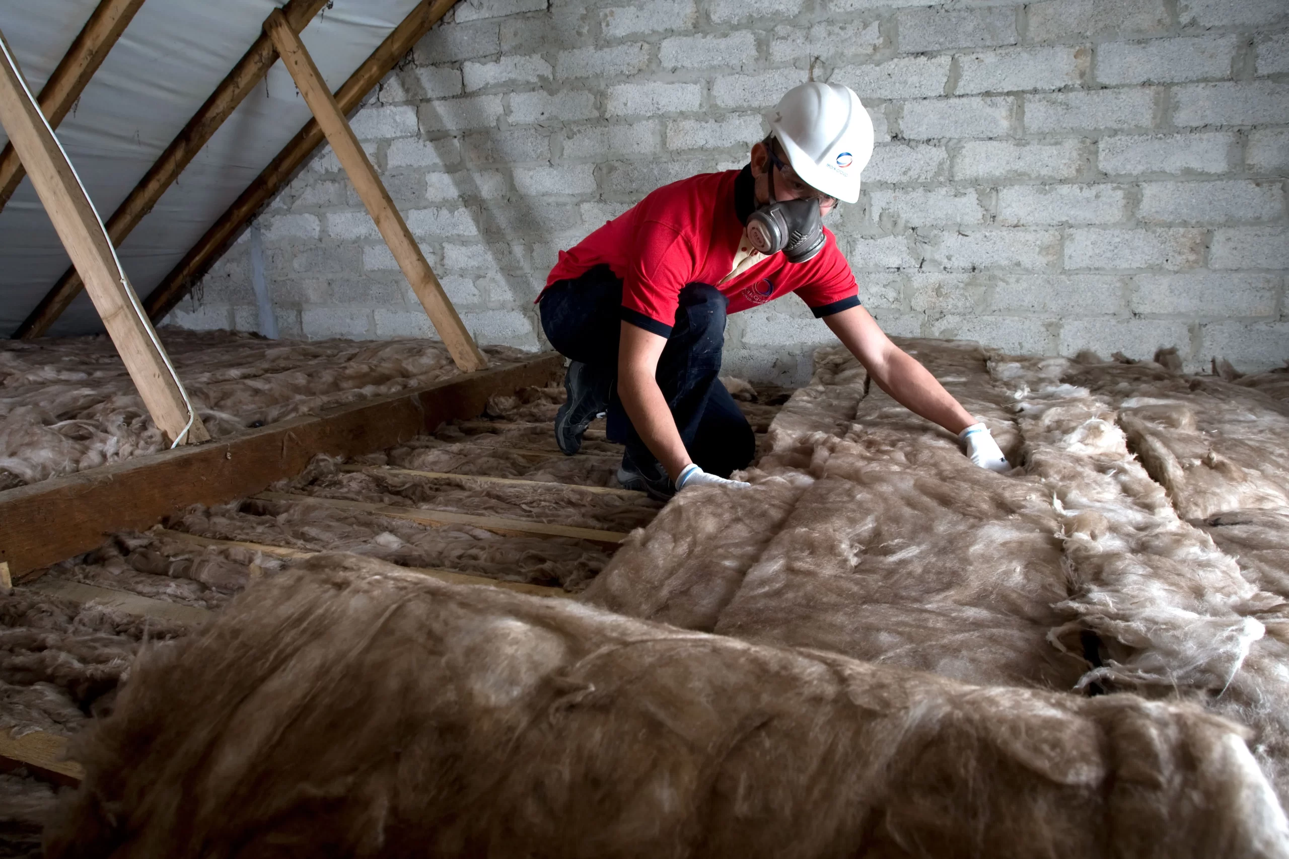 cc27ay-worker-lays-loft-insulation-618743955